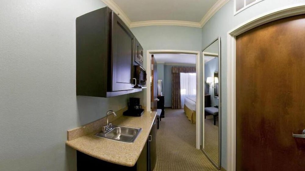 Suite, 1 Bedroom - Photo 2