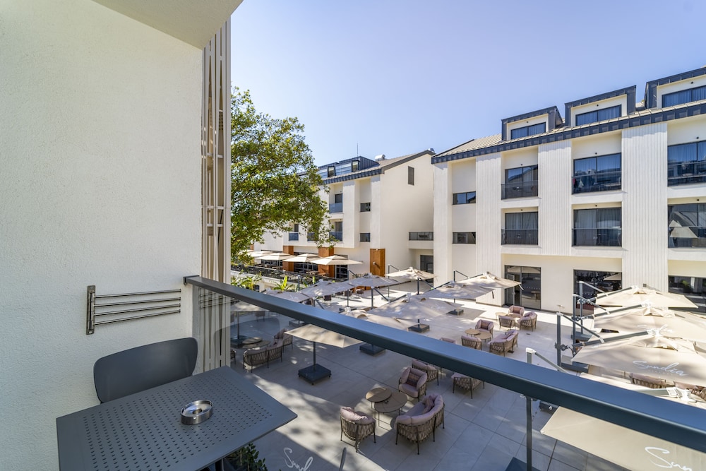 DELUXE ROOM LAND VIEW