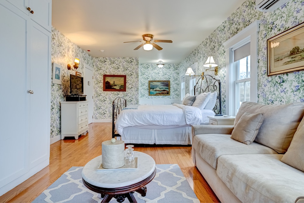 Alcock Room at The 1661 Inn, Balcony