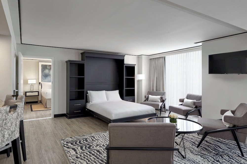 Suite, 1 Bedroom, Balcony - Photo 2