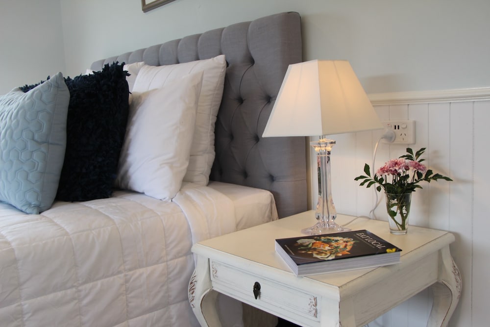 Callistemon Cottage