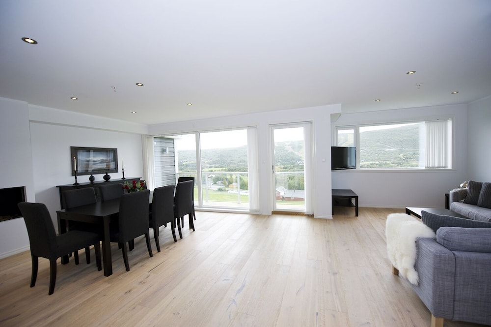 Suite, 4 Bedrooms (B) (Linen and towels not included)