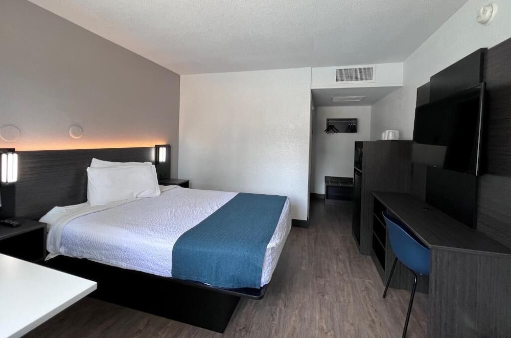 Standard Room, 1 King Bed, Non Smoking - Photo 4