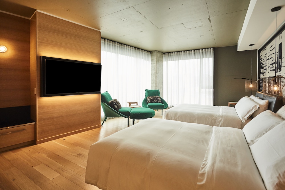 Premier Room, 2 Queen Beds, City View