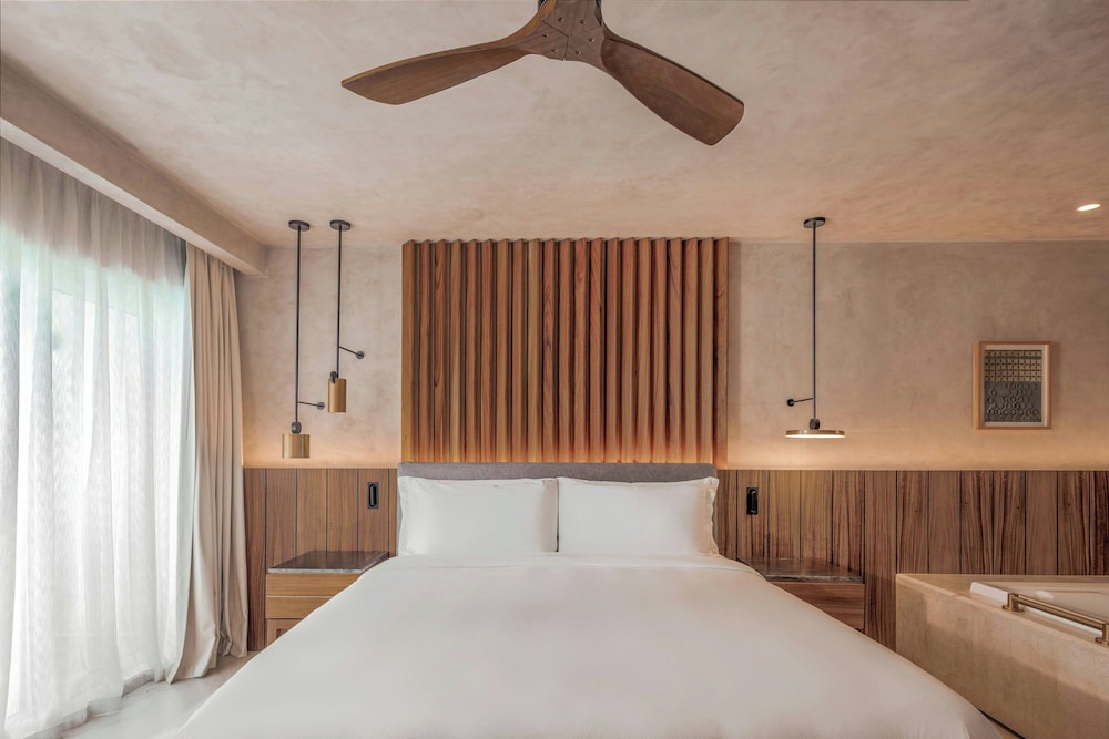 Standard Room, 1 King Bed, Balcony (Guest Room)