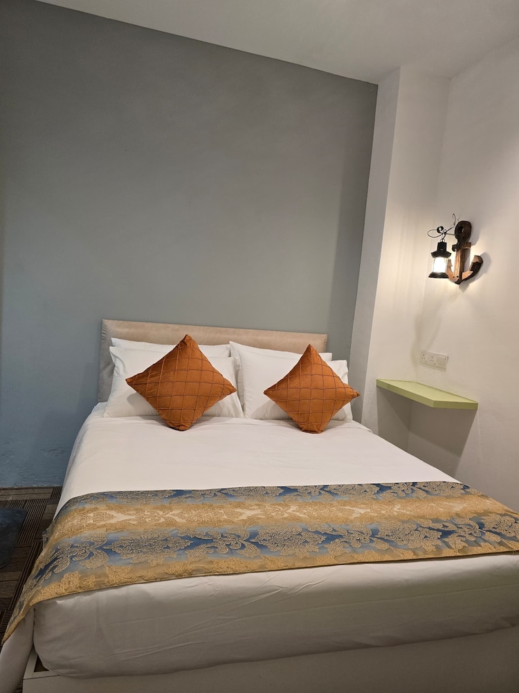 Twin Room, 1 Queen Bed, Housekeeping photo 1