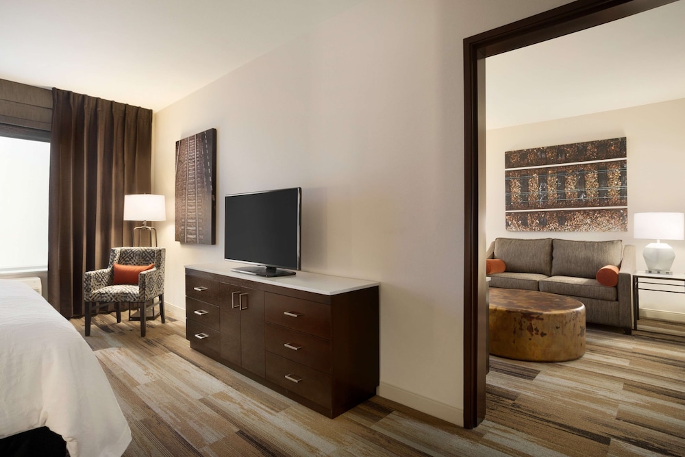 Suite, 1 King Bed, Accessible (Hearing) photo 3