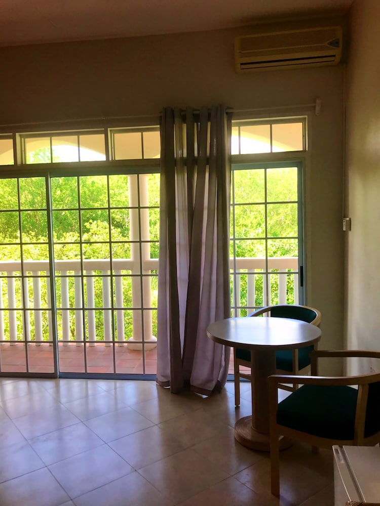 Deluxe Room, 1 Queen Bed, Partial Ocean View photo 2