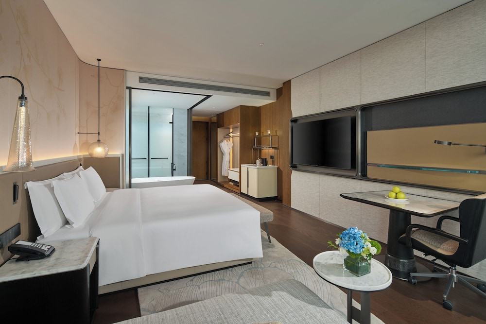 Premium Room, 1 King Bed photo 2