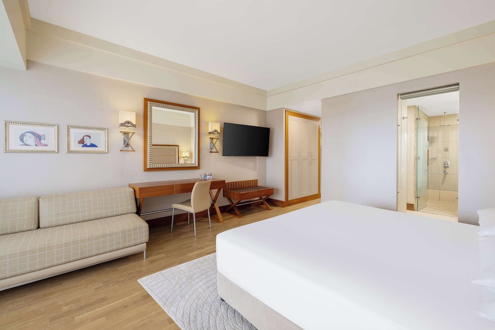 KING GUEST ROOM POOL ACCESS WITH SEA VIEW