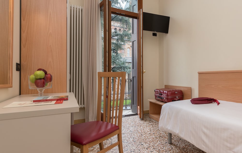 Economy Single Room, Shared Bathroom photo 2