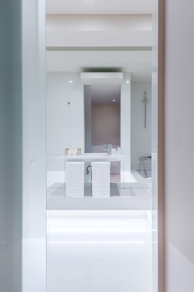 Superior Twin Room, City View - Single Use photo 3