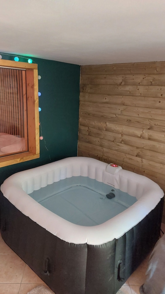 Classic Jacuzzi Apartment photo 2