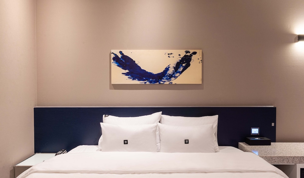 Standard Double Room - Photo 8