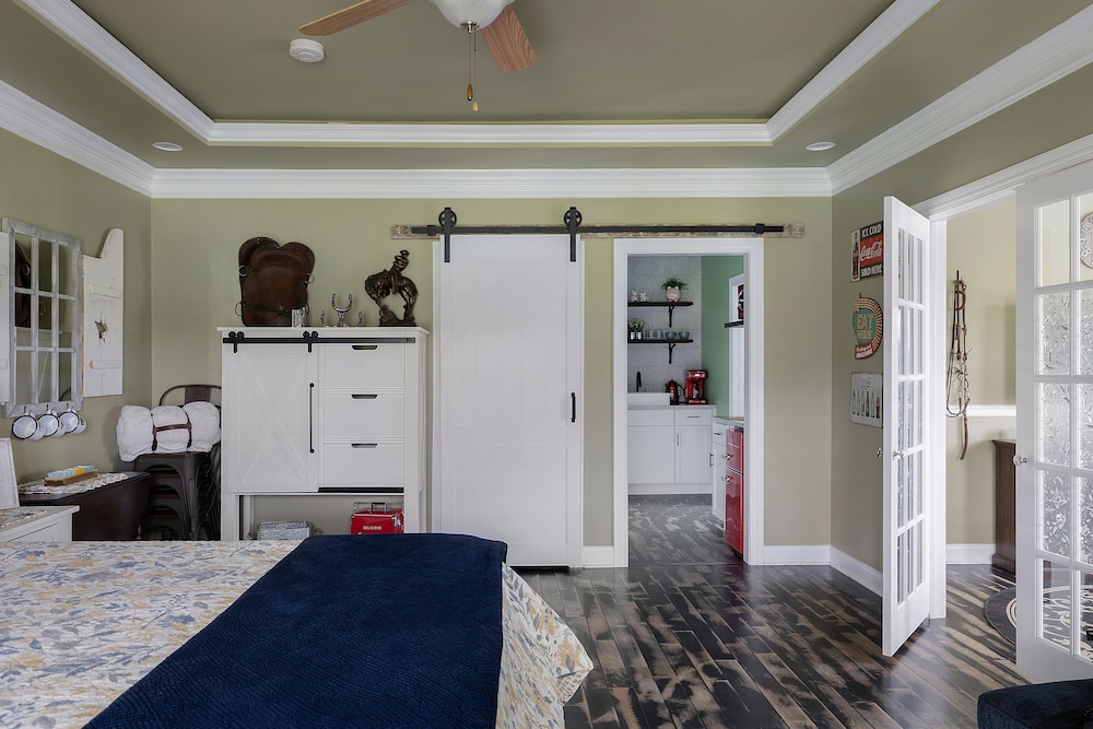 Signature Apartment, 1 King Bed with Sofa bed, Pets Allowed, Garden View photo 2