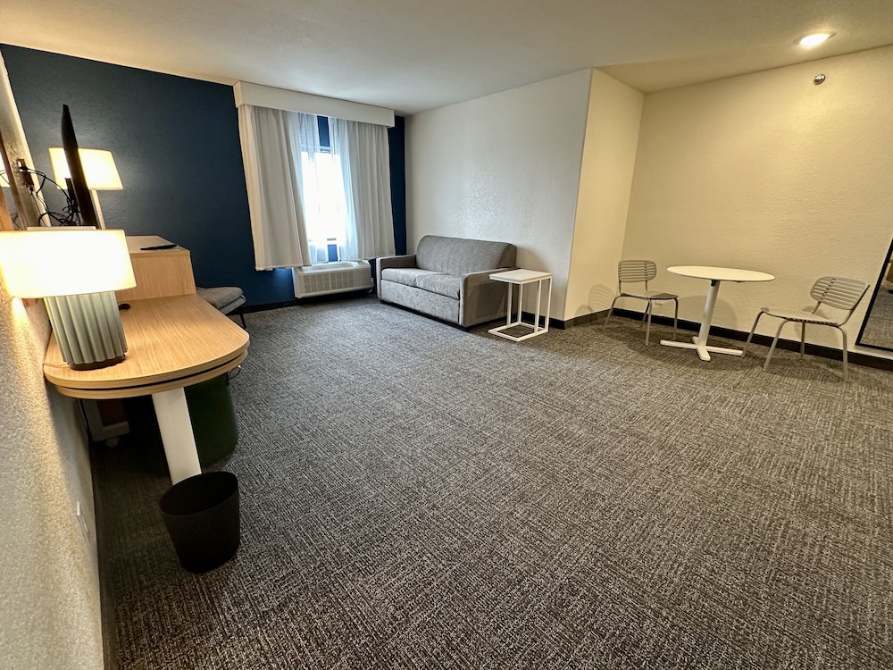 Suite, 1 Bedroom - Photo 4