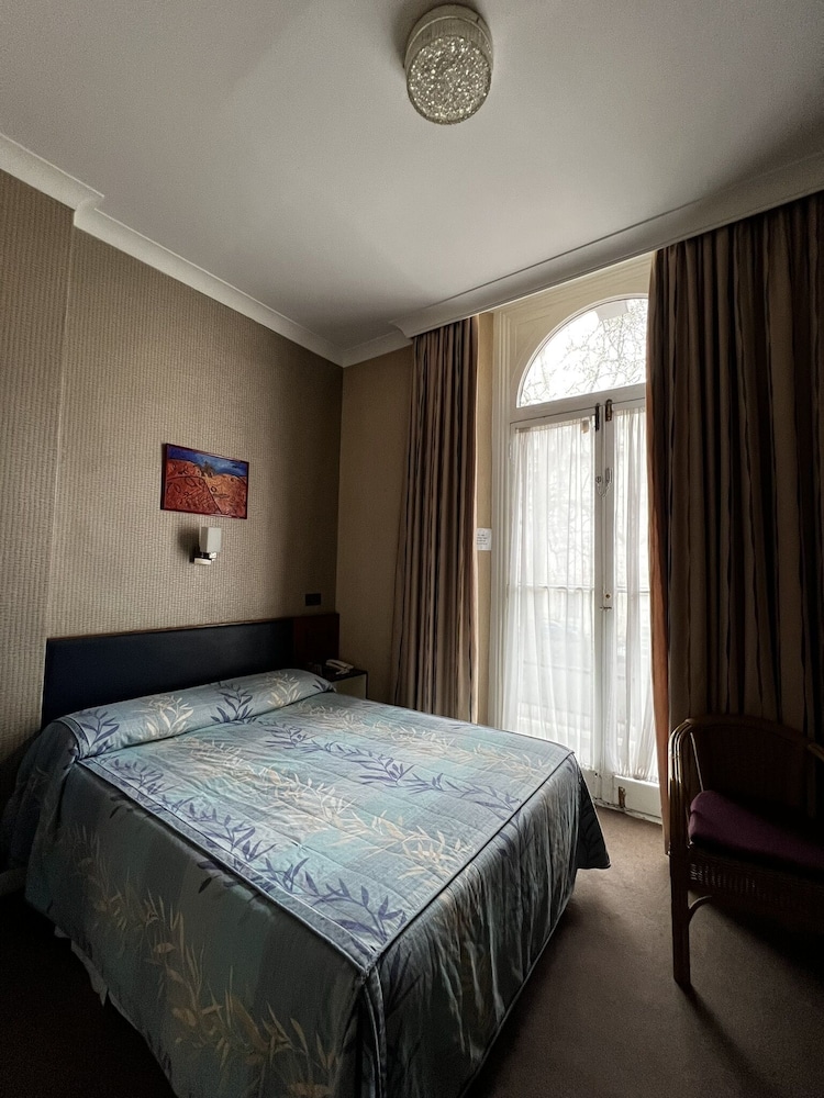 Family Suite 5 (Two adjoining rooms with a shared bathroom) photo 3