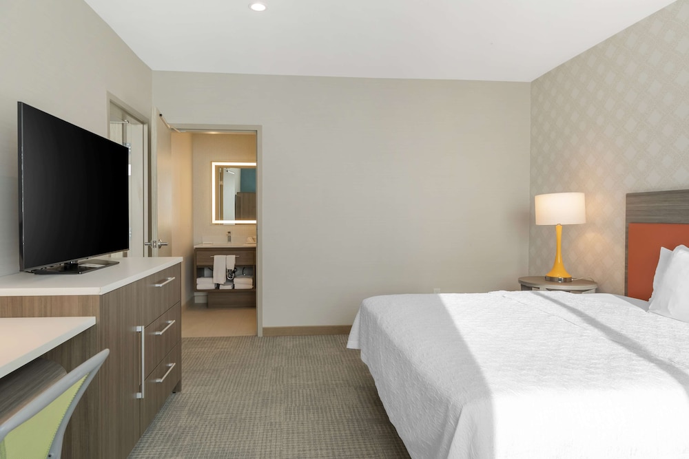 Suite, 1 King Bed, Accessible (Hearing) - Photo 2