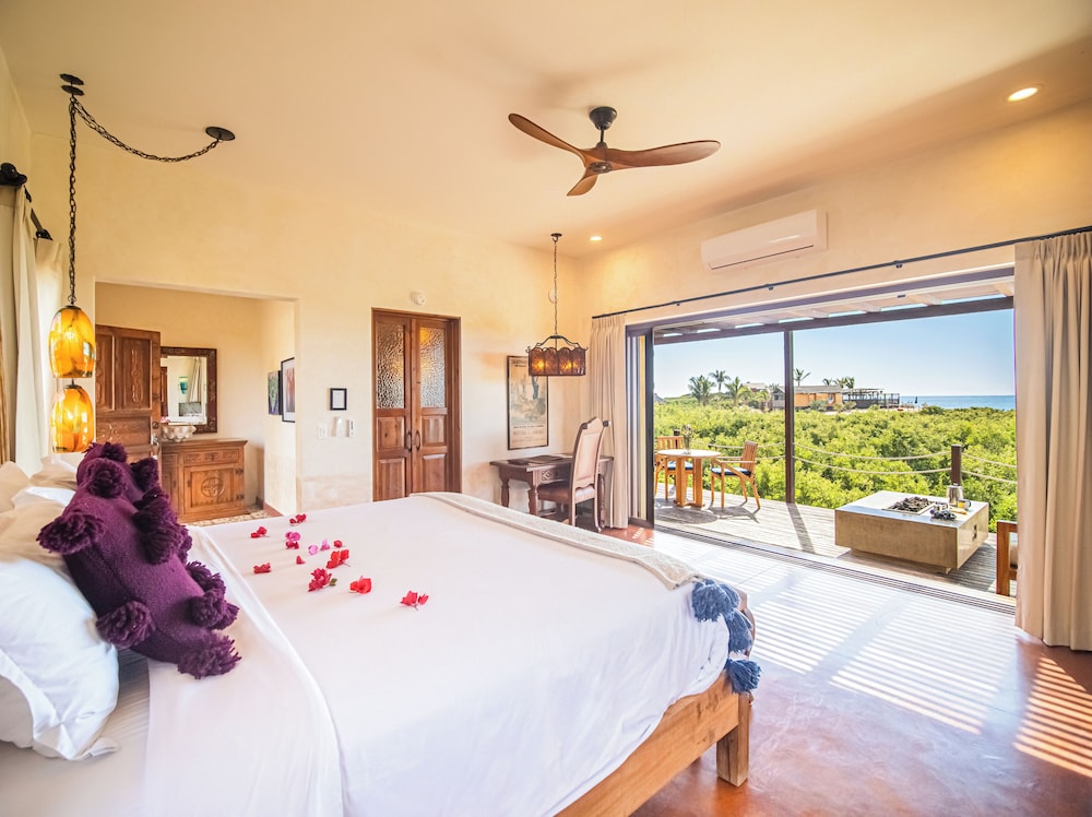 Bungalow, 1 King Bed, Beach View (King)