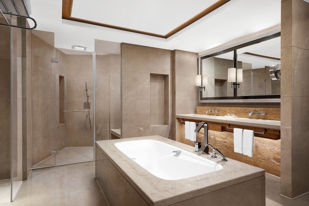 Deluxe Suite, 1 King Bed, Lake View - Photo 8