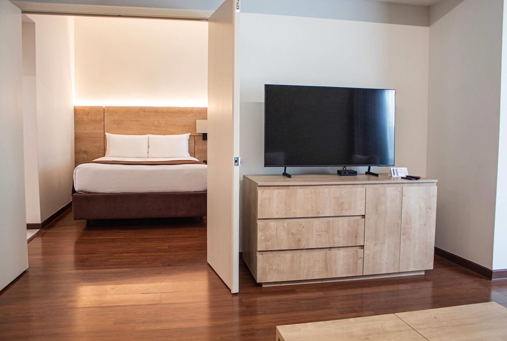 Suite, Multiple Beds, Non Smoking (Upgrade) - Photo 7