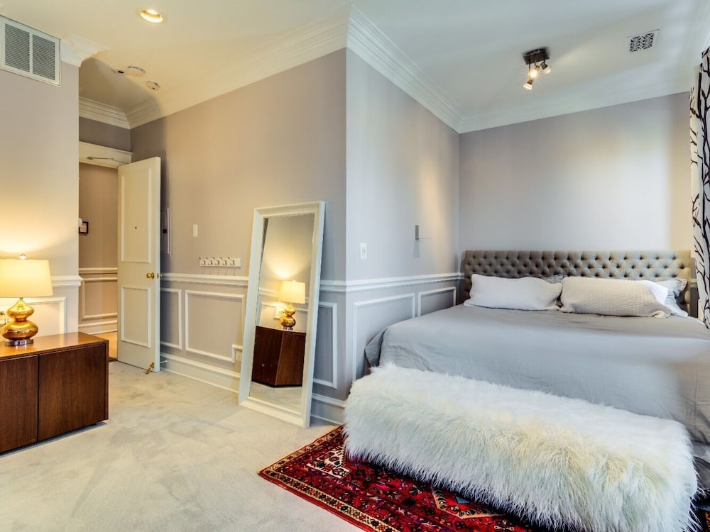 Deluxe room, 1 king bed, city views 4a