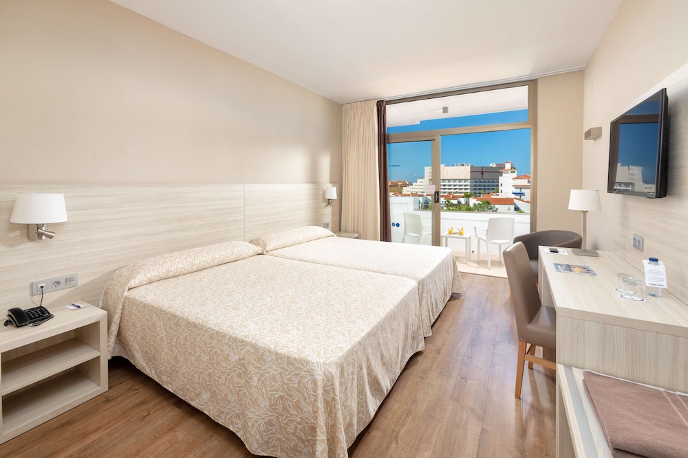 Standard Room (2 adults + 1 child) - Photo 2