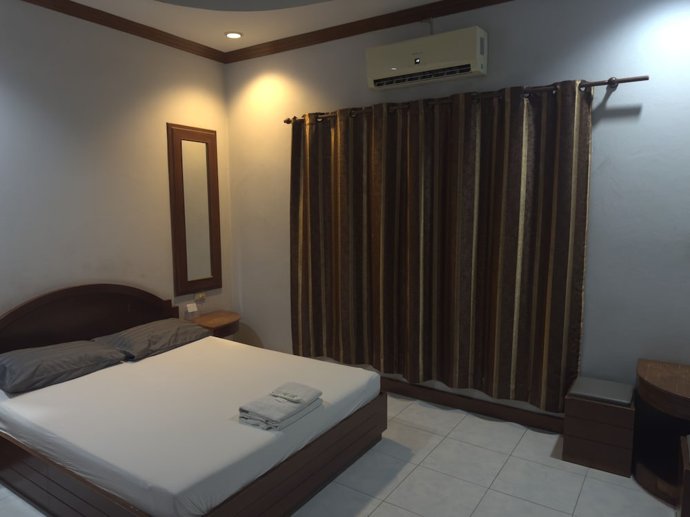 Basic Room, 1 Queen Bed, Garden View photo 2