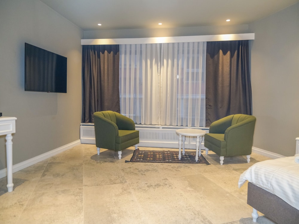 Family Room, 1 Queen Bed with Sofa bed, Non Smoking, City View photo 3