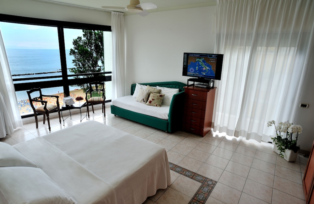 Junior Studio Suite, Multiple Beds, Balcony, Sea View photo 2