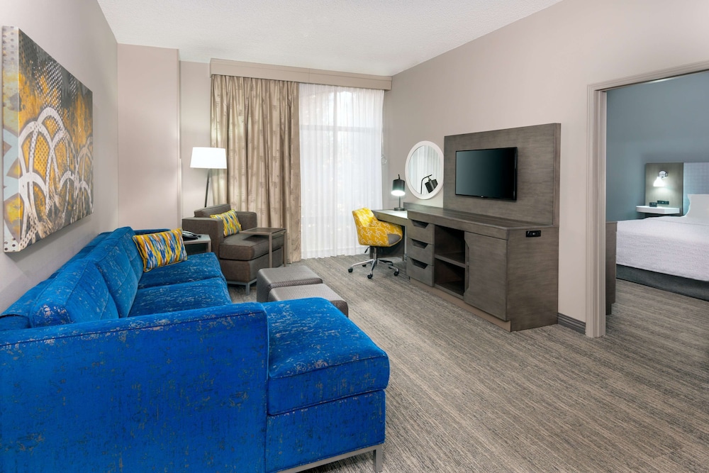 Modern One-Bedroom Two Queen Suite with Kitchenette - Photo 5