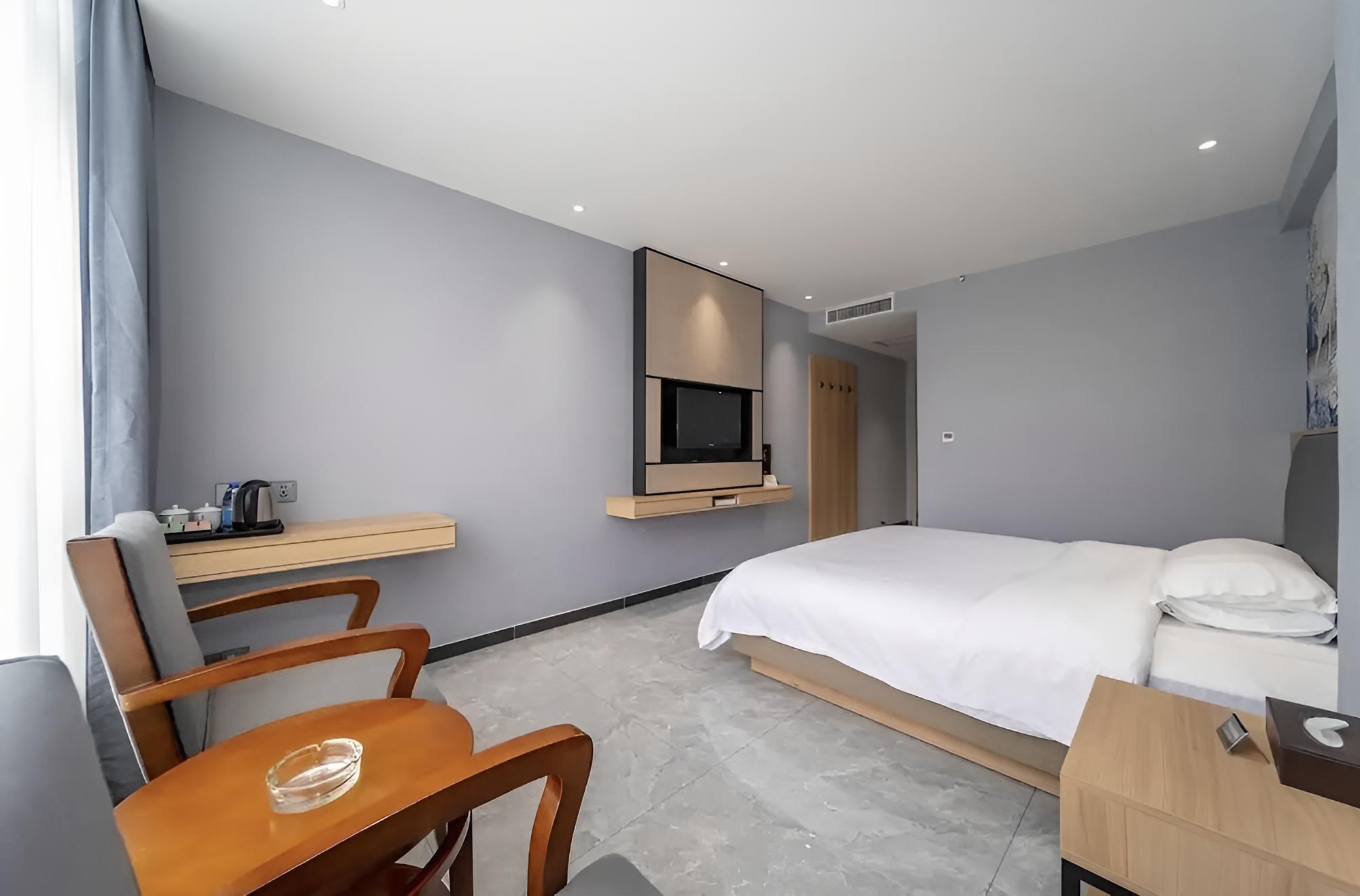 Standard Room, 1 Queen Bed photo 2