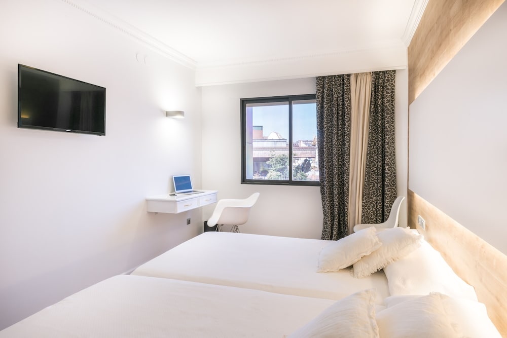 Double or Twin Room - Photo 4
