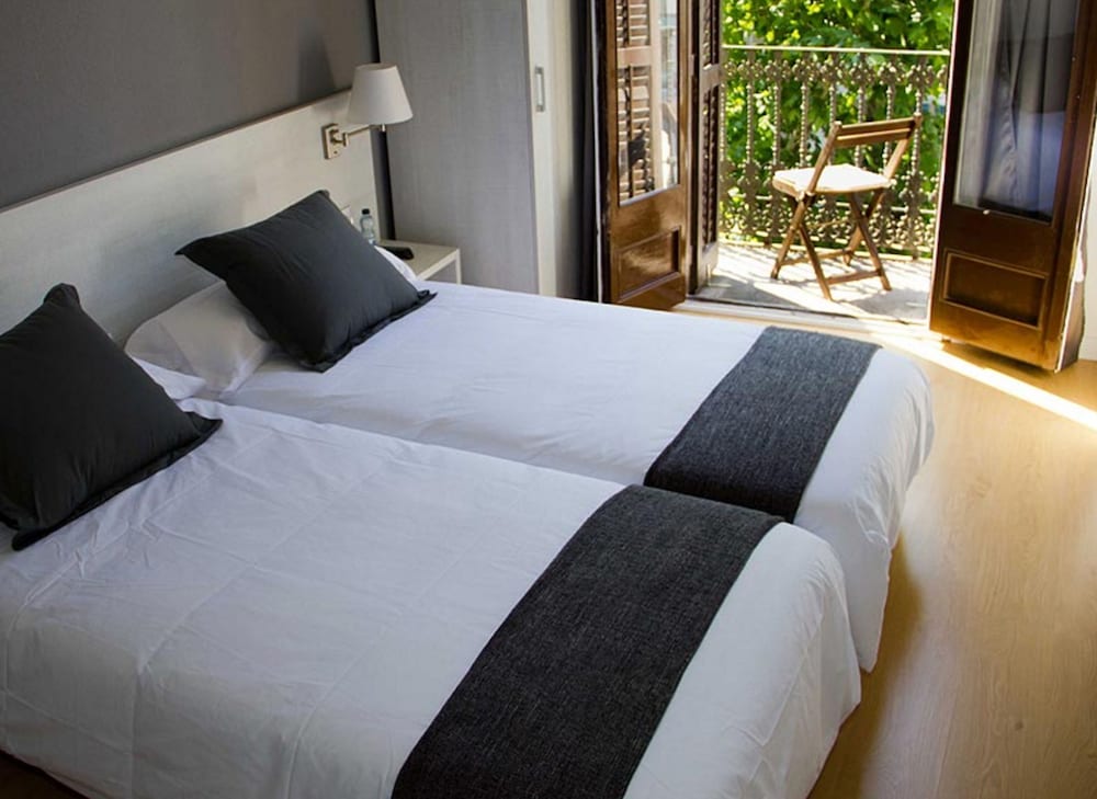 Standard Room, 2 Twin Beds, Balcony photo 3