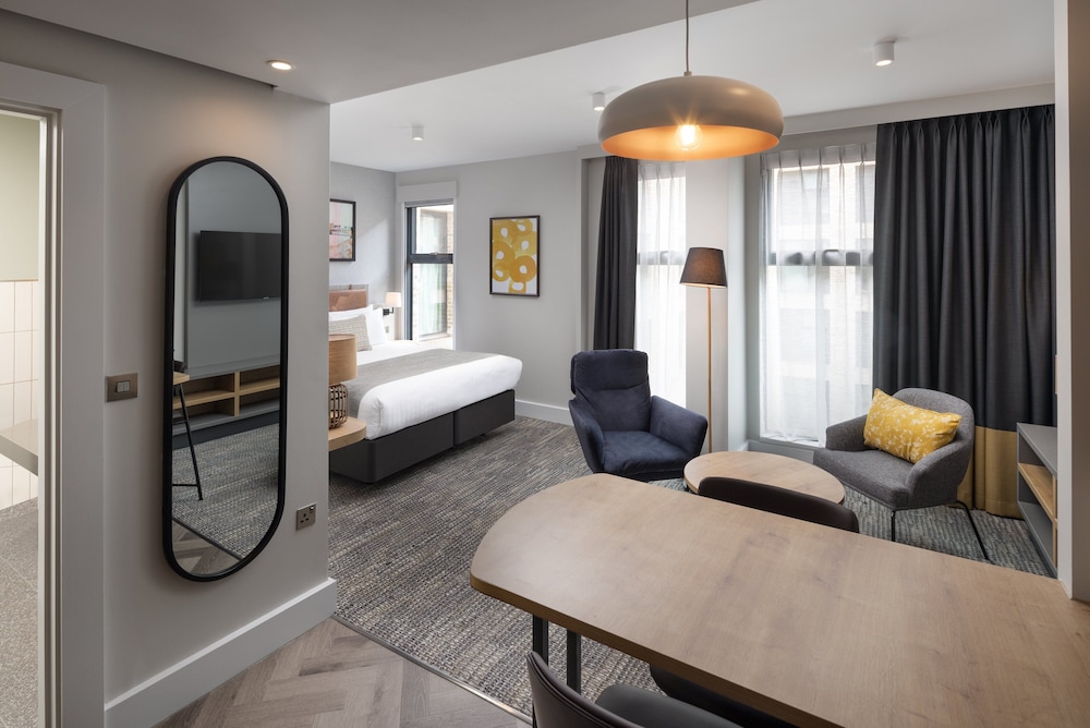 Studio Suite, 1 King Bed, Kitchenette photo 3