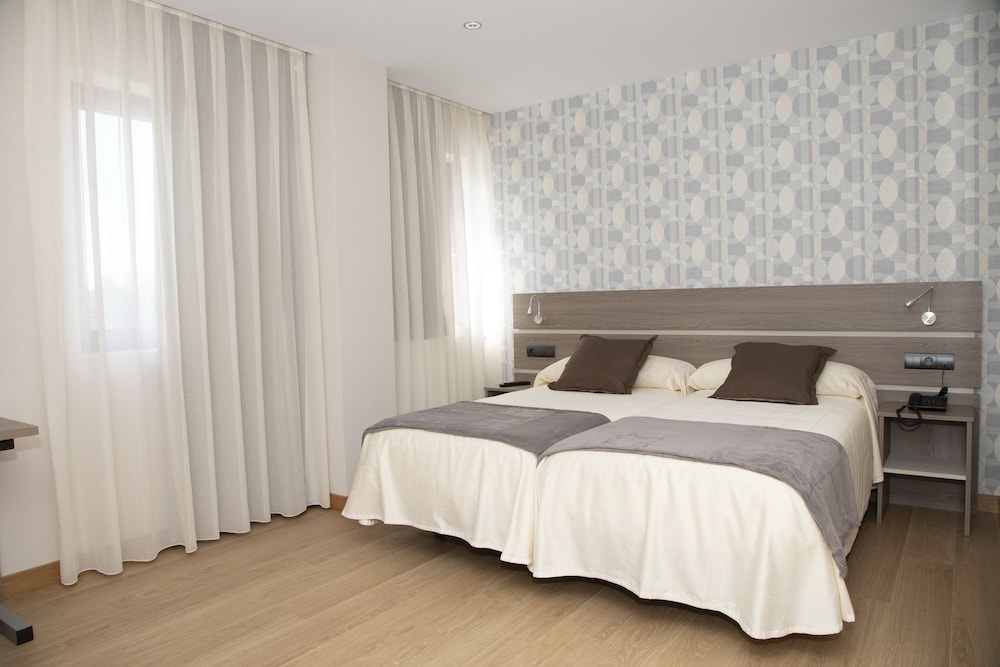 Classic Double or Twin Room, Private Bathroom - Photo 4