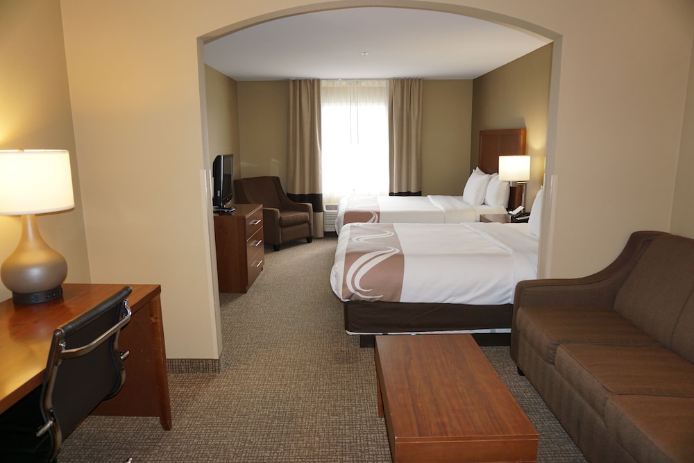 Suite, Non Smoking (2 Queen Beds and 1 Double Sofa Bed) - Photo 1