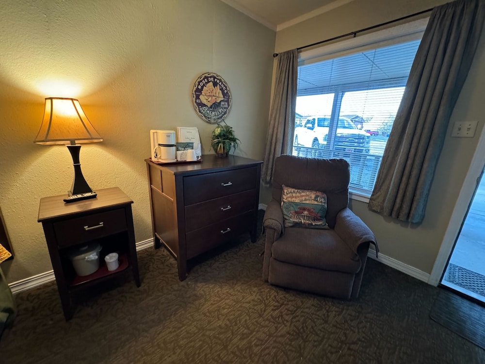 Basic Room, 1 King Bed, Non Smoking - Photo 3