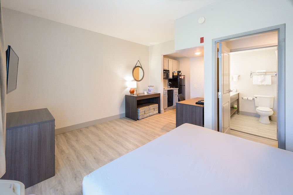 Studio Suite, 1 Queen Bed, Non Smoking - Photo 4