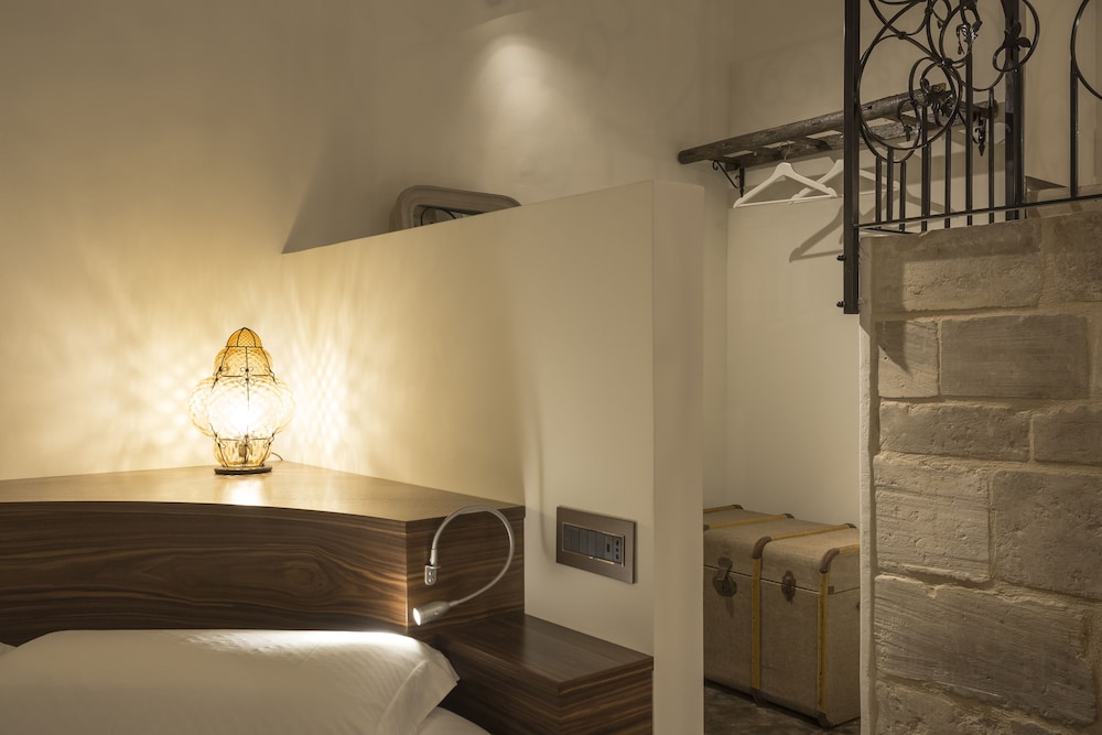 Deluxe Suite, 1 King Bed, Bathtub photo 2