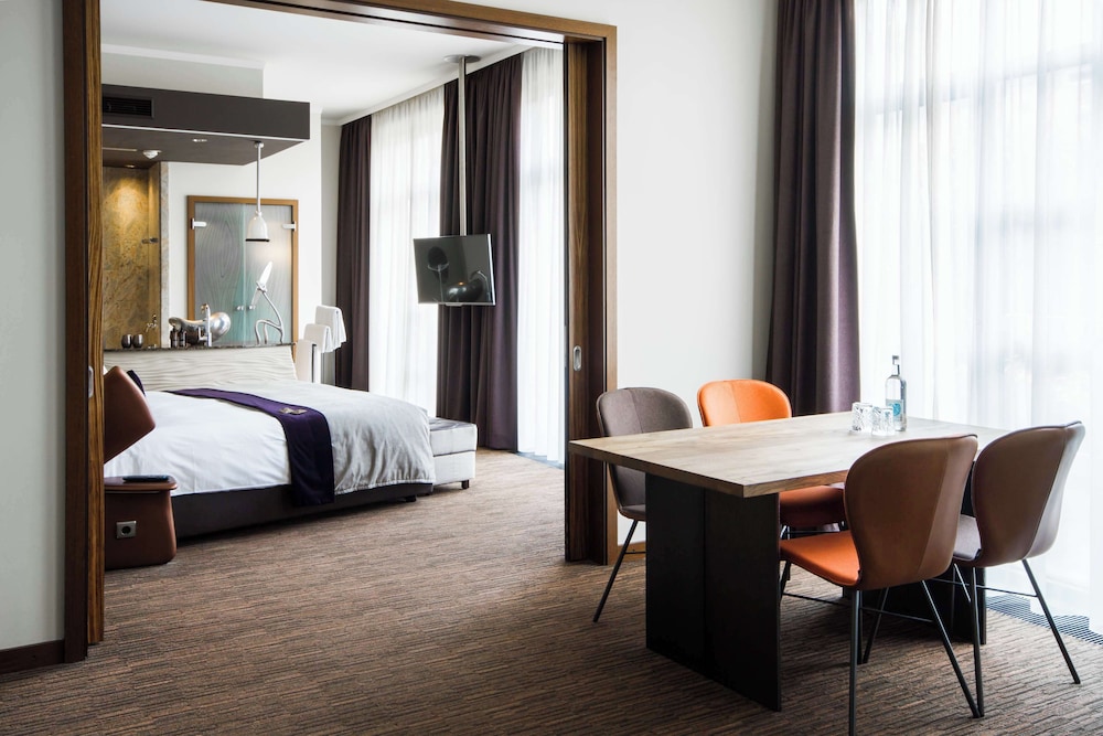 east Suite photo 1