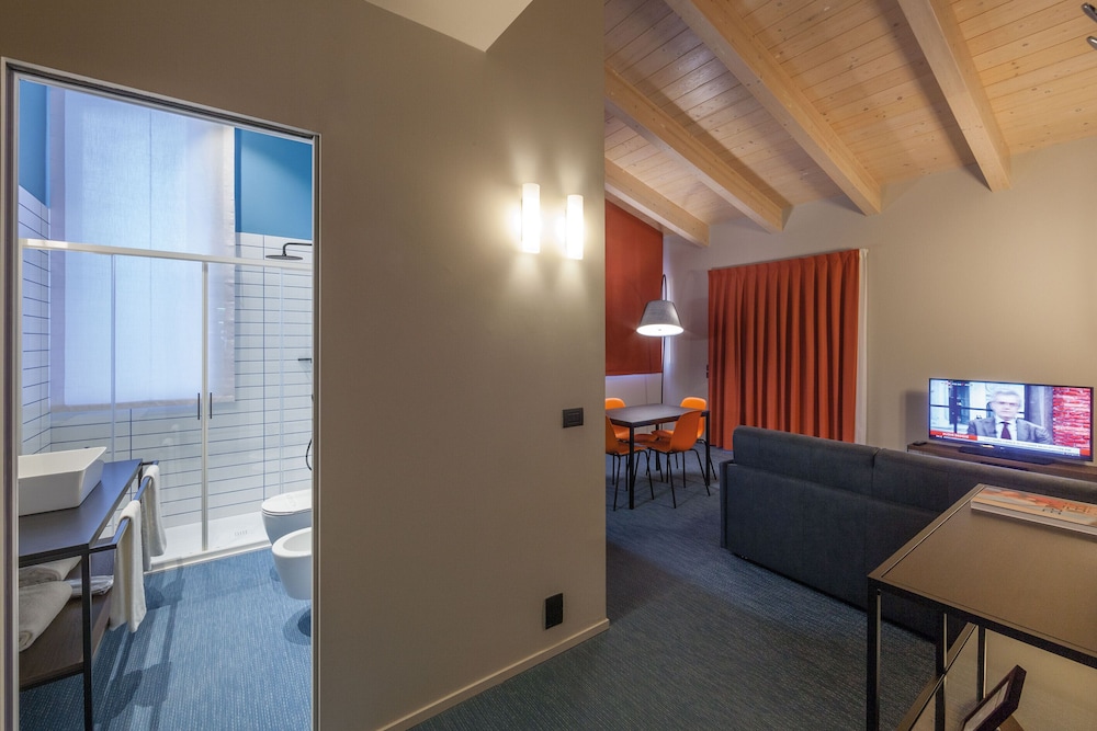 Family Room, 1 Queen Bed, Non Smoking, Balcony (with Two Single SofaBeds) - Photo 4