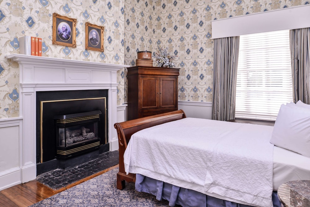 Room, 1 Queen Bed, Fireplace photo 1