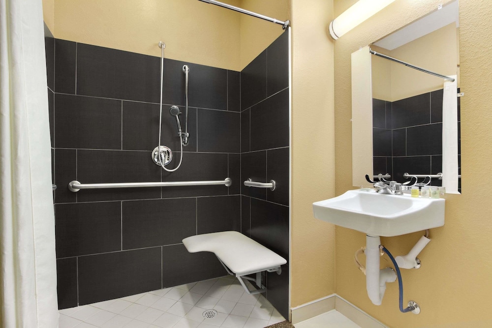 Room, 2 Queen Beds, Accessible, Non Smoking (Tub with Grab Bars) - Photo 2