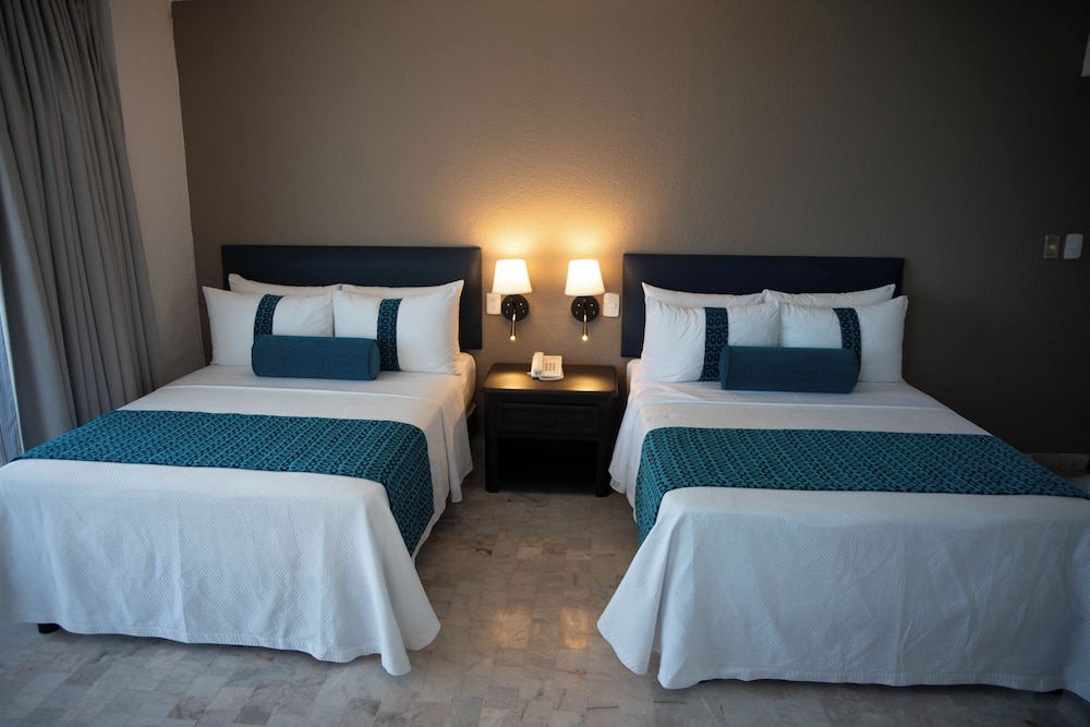 Standard Double Room, 2 Double Beds, Partial Sea View - Photo 4