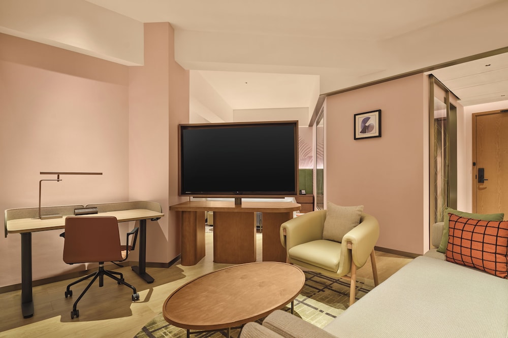Deluxe Room, 1 King Bed photo 3