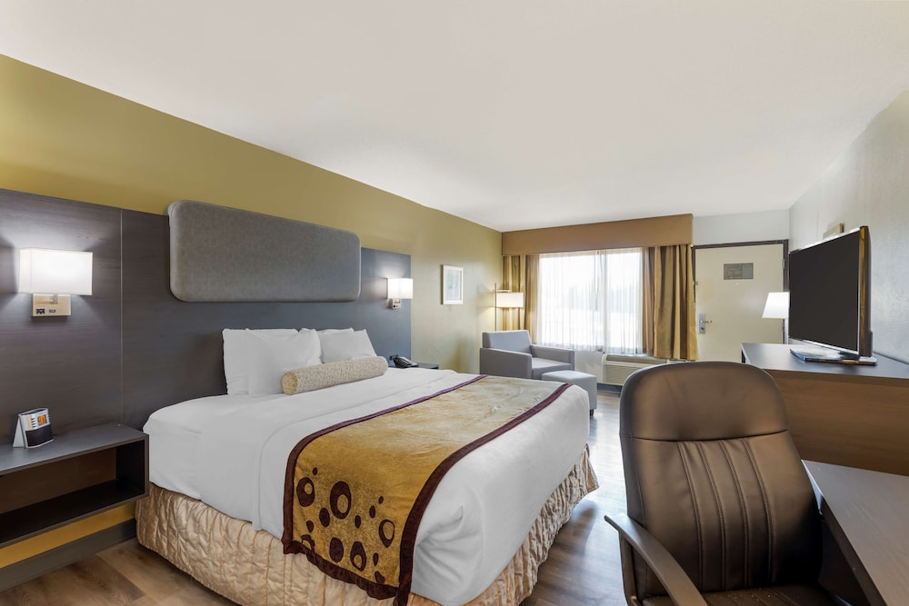 Standard Room, 1 King Bed, Accessible, Refrigerator & Microwave - Photo 1