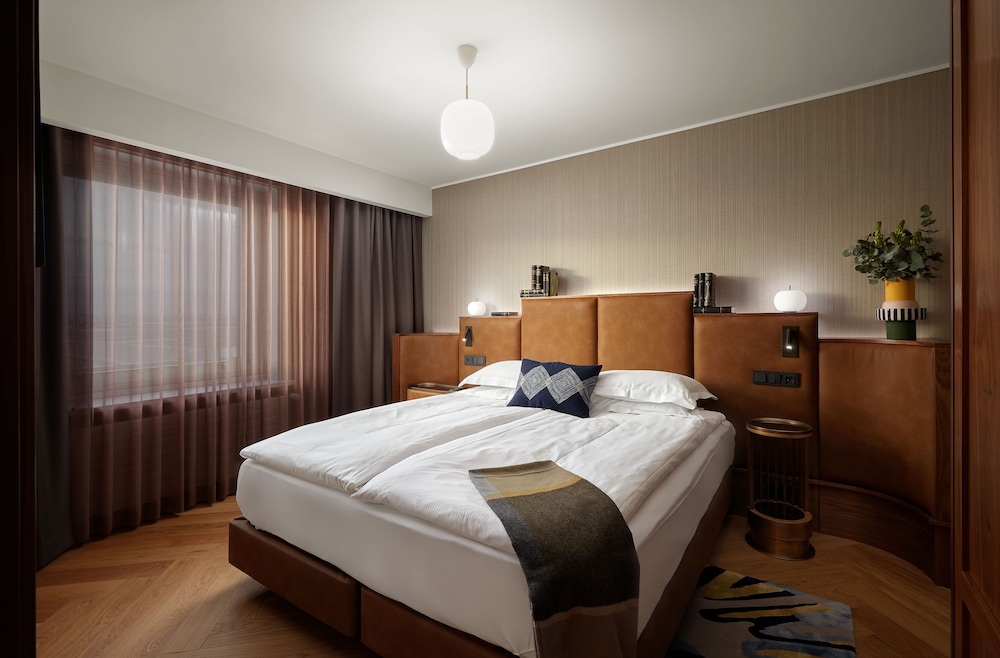 Suite, 1 King Bed - Photo 2