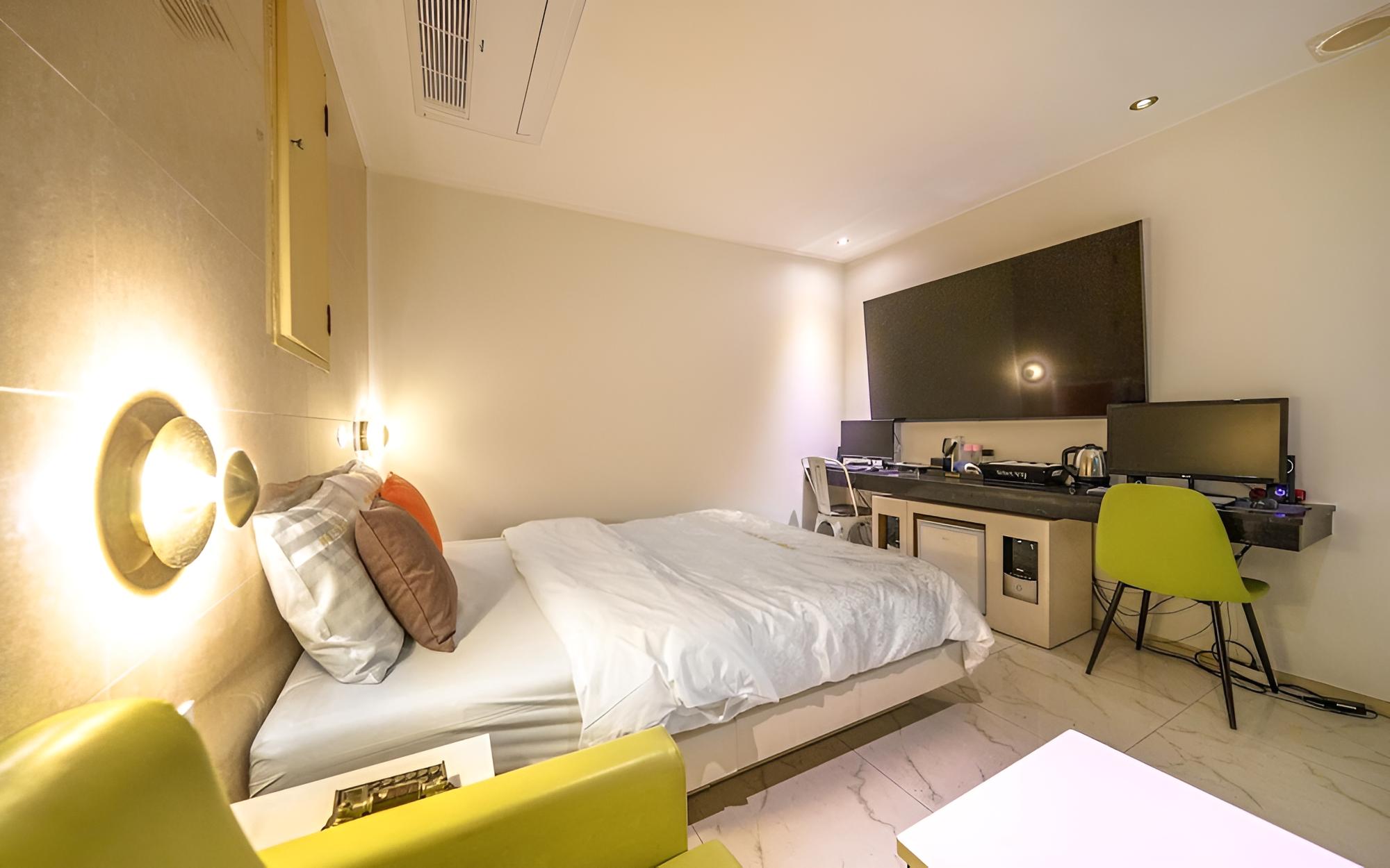 Room (Semi-private rooms (all NETFLIX rooms)