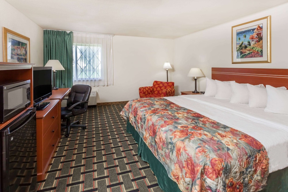 Standard Room, 1 King Bed - Photo 1